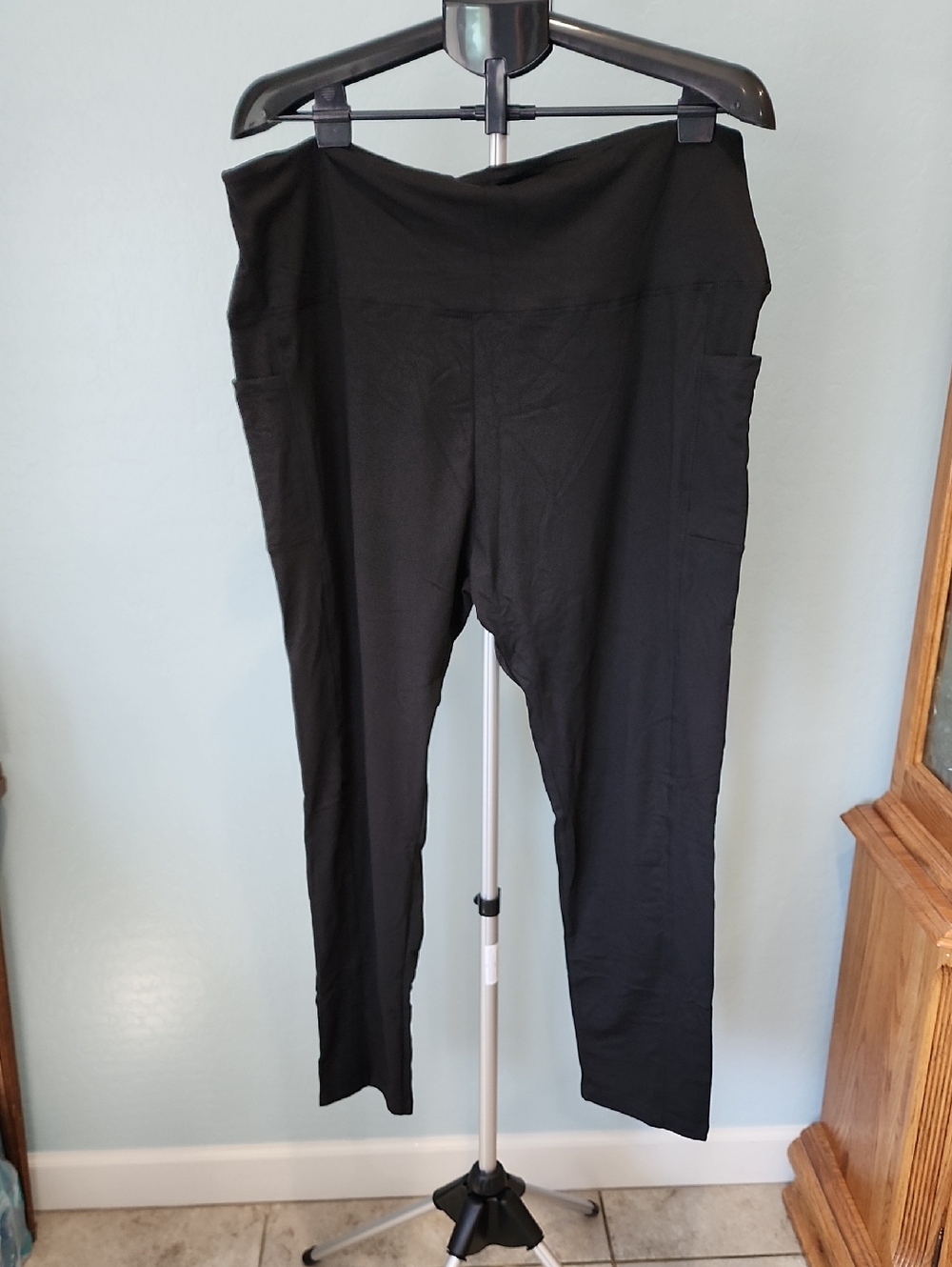 Women's Black High-Waist Leggings with Side Pockets